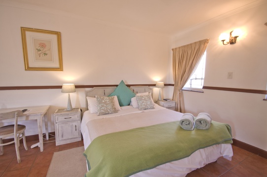 Room F3 - Triple Room - Knysna Guesthouse Accommodation with en-suite bath and shower